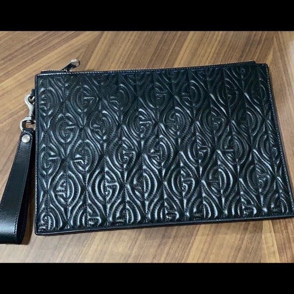 GUCCI GG QUILTED LEATHER POUCH - Picture 2 of 6